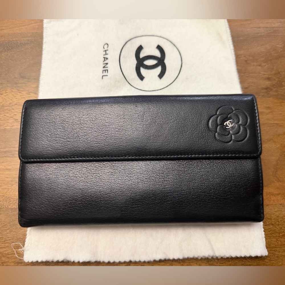 CHANEL Black Leather Key Holder with Camellia Accent